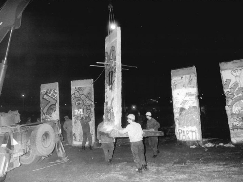 Mauersegmente nach dem Abriss zwischen Leuschnerdamm und Sebastianstraße, die verkauft werden sollen; Aufnahme 23. Januar 1990  Mauersegmente nach dem Abriss zwischen Leuschnerdamm und Sebastianstraße, die verkauft werden sollen; Aufnahme 23. Januar 1990