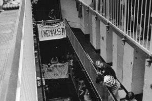 Die Insassen der Haftanstalten in der DDR (hier in Dresden) protestieren und fordern eine Generalamnestie; Aufnahme 28. September 1990