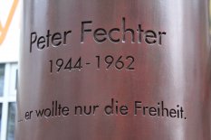 Up-close photo of the inscription on the front side of the column. In German, it reads: “Peter Fechter 1944-1962, he only wanted freedom.’”