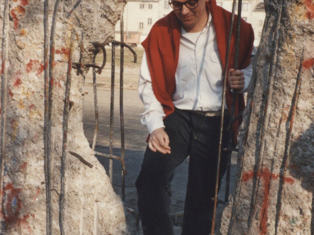 Grenzübertritt zwischen Ost- und West-Berlin: Mauerspechte eröffnen an vielen Stellen Grenzübergänge ohne Paßkontrolle, April 1990. Grenzübertritt zwischen Ost- und West-Berlin: Mauerspechte eröffnen an vielen Stellen Grenzübergänge ohne Paßkontrolle, April 1990.