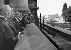 Bundespräsident Heinrich Lübke und der Regierende Bürgermeister von Berlin, Willy Brandt, blicken vom Reichstag aus auf die Sperranlagen an der Sektorengrenze, 30. August 1961.