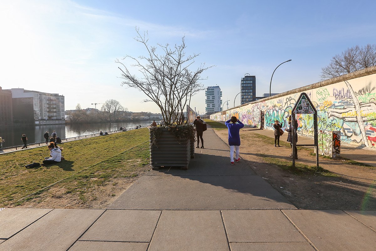 Zwischen Spree und Mühlenstraße (Westseite der „East Side Gallery“) Zwischen Spree und Mühlenstraße (Westseite der „East Side Gallery“)