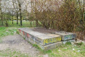 Betonplatten der 3. Generation der Mauer im Todesstreifen südlich des Friedhofs Pankow VII in Wilhelmsruh; Aufnahme 2015
