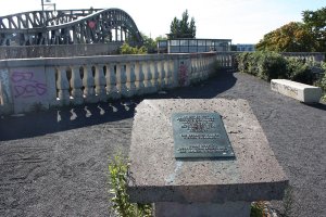 Gedenkstein zur Erinnerung an den Mauerfall an der Böse Brücke/Bornholmer Straße; Aufnahme 2016