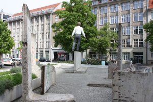 Skulpur "Balanceakt" von Stephan Balkenhol auf dem Vorplatz des Axel-Springer-Hauses (2); Aufnahme 2016