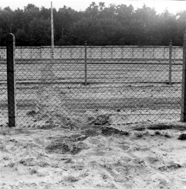 Herbert Kiebler, erschossen an der Berliner Mauer: MfS-Foto von Spuren des Fluchtversuchs am Grenzzaun zwischen Mahlow und Berlin-Lichtenrade, 27. Juni 1975 (I) Herbert Kiebler, erschossen an der Berliner Mauer: MfS-Foto von Spuren des Fluchtversuchs am Grenzzaun zwischen Mahlow und Berlin-Lichtenrade, 27. Juni 1975 (I)