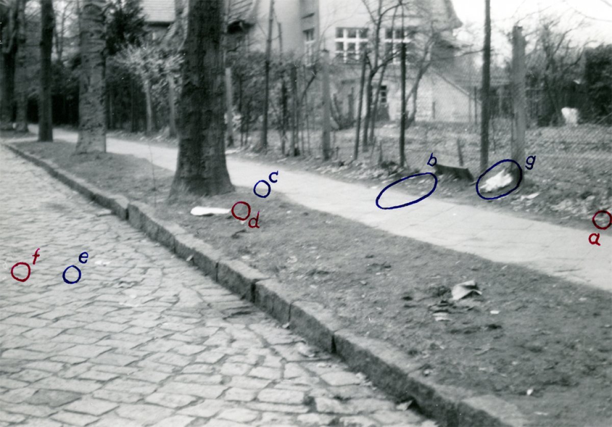 Peter Hauptmann, angeschossen an der Berliner Mauer und an den Folgen gestorben: Tatort in Potsdam-Babelsberg mit eingezeichneten Spuren des Tatgeschehens, 24. April 1965 Peter Hauptmann, angeschossen an der Berliner Mauer und an den Folgen gestorben: Tatort in Potsdam-Babelsberg mit eingezeichneten Spuren des Tatgeschehens, 24. April 1965