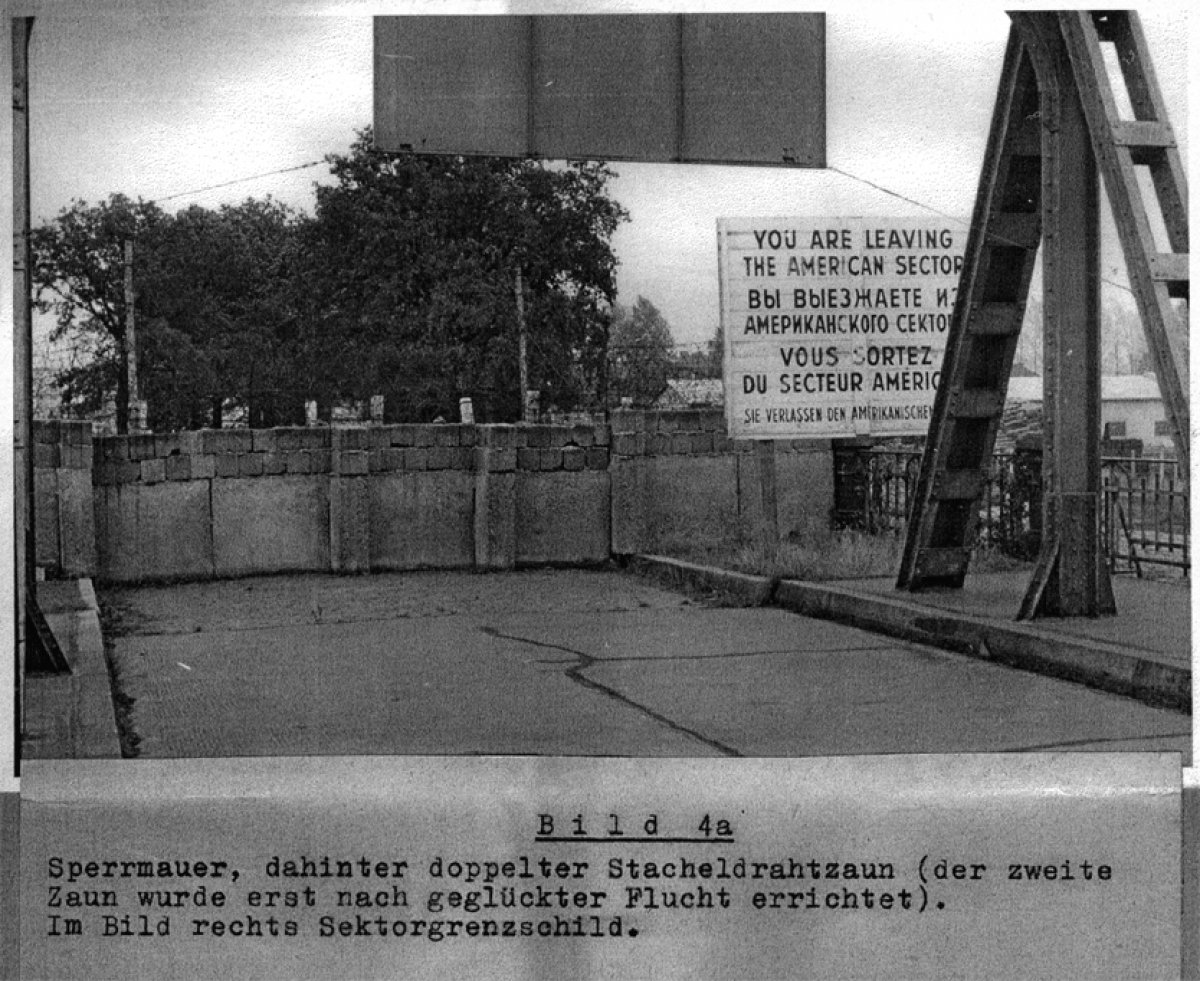 Siegfried Widera, niedergeschlagen an der Berliner Mauer und an den Folgen gestorben: Tatortfoto der West-Berliner Polizei von den Grenzanlagen an der Massantebrücke zwischen Berlin-Treptow und Berlin-Neukölln, 23. August 1963 Siegfried Widera, niedergeschlagen an der Berliner Mauer und an den Folgen gestorben: Tatortfoto der West-Berliner Polizei von den Grenzanlagen an der Massantebrücke zwischen Berlin-Treptow und Berlin-Neukölln, 23. August 1963