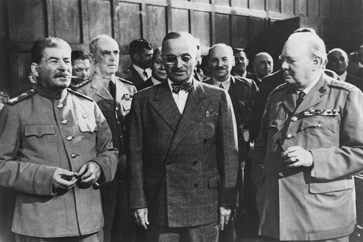 Josef Stalin, Harry S. Truman und Winston Churchill in Potsdam; Aufnahme Juli 1945 Josef Stalin, Harry S. Truman und Winston Churchill in Potsdam; Aufnahme Juli 1945