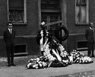 Rudolf Urban, crashed to the ground while fleeing from a border house at the Berlin Wall and died later from the consequences of his fall: Honor guards at the memorial on the first anniversary of the Berlin Wall (photo: Aug. 13, 1963)
