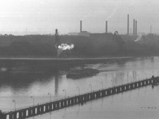 Aus Richtung Treptow kommend n&auml;hert sich der Ausflugsdampfer dem Osthafen &ndash; Gelungene Flucht mit dem Fahrgastschiff &bdquo;Friedrich Wolf&ldquo;, 8. Juni 1962
