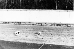 Fußspuren im Todesstreifen vor der drei Meter hohen, in Plattenbauweise errichteten Mauer: Gelungene und gescheiterte Flucht von Mahlow nach Berlin-Lichtenrade, 2. Dezember 1986