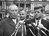 Vor der Presse Einigkeit &ndash; hinter verschlossenen T&uuml;ren Meinungsunterschiede: Bundeskanzler Konrad Adenauer und US-Pr&auml;sident John F. Kennedy in Washington, April 1961