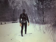 Gelungene Flucht durch Potsdamer Grenzgew&auml;sser: Hubert Hohlbein in seinem selbst angefertigten Tauchanzug f&uuml;r die geplante Flucht. Der befreundete Fotograf bewahrte die Fotos in der DDR auf; Aufnahme Winter 1963