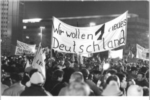 Leipziger Montagsdemonstration: Demonstranten fordern ein vereintes Deutschland; Aufnahme 11. Dezember 1989