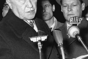 Bundeskanzler Konrad Adenauer (l. neben dem Regierenden Bürgermeiser Willy Brandt) spricht bei seinem ersten Berlinbesuch nach der Grenzschließung zu den West-Berlinern; Aufnahme 22. August 1961