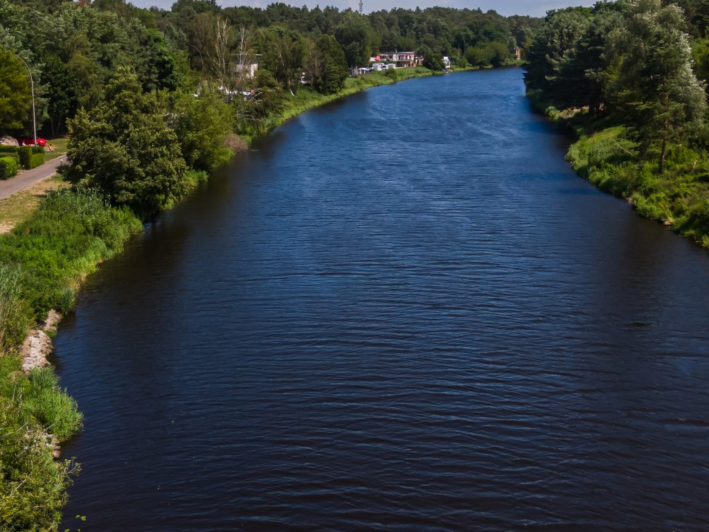 Teltowkanal, ehemaliger DDR-Wasser-Grenzübergang Dreilinden, Blick von der Kolonnenwegbrücke des Todesstreifens / von der stillgelegten Autobahnbrücke des alten AVUS-Zubringers Teltowkanal, ehemaliger DDR-Wasser-Grenzübergang Dreilinden, Blick von der Kolonnenwegbrücke des Todesstreifens / von der stillgelegten Autobahnbrücke des alten AVUS-Zubringers