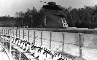 Die Berliner Mauer: Sowjetisches Panzerdenkmal nahe der Grenzübergangsstelle Dreilinden/Drewitz, Aufnahme 1980er Jahre