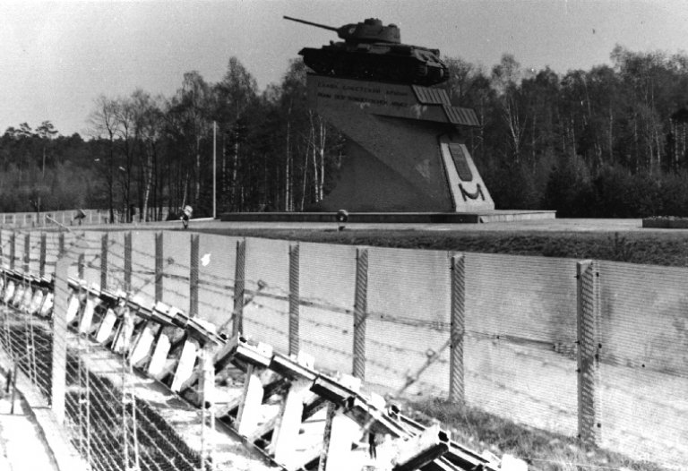 Die Berliner Mauer: Sowjetisches Panzerdenkmal nahe der Grenzübergangsstelle Dreilinden/Drewitz, Aufnahme 1980er Jahre