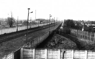 Die Berliner Mauer: Eingemauerter Zugverkehr Richtung Hamburg, Aufnahme 1980er Jahre