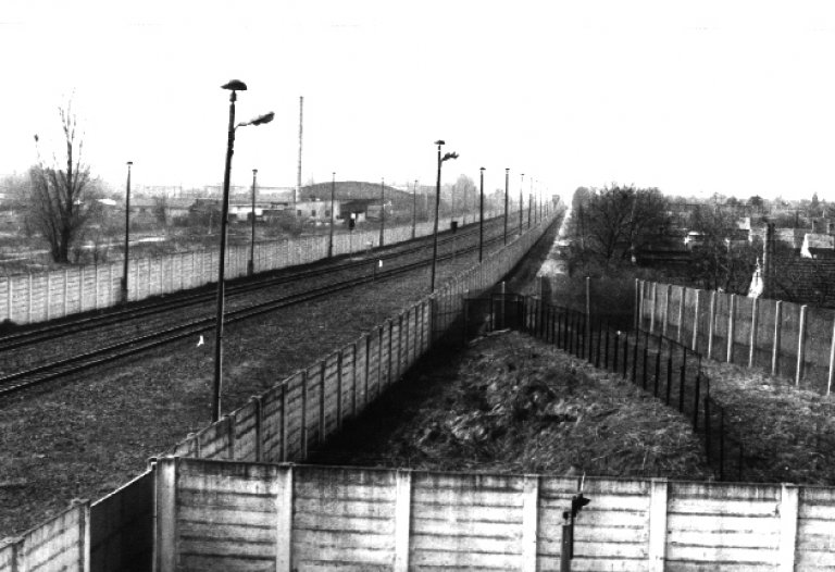 Die Berliner Mauer: Eingemauerter Zugverkehr Richtung Hamburg, Aufnahme 1980er Jahre