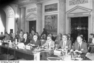 Tagung des Warschauer Paktes in Bukarest, Juli 1989 (DDR-Delegation v.r.: Oskar Fischer, Egon Krenz, Hermann Axen, Erich Honecker, Willi Stoph, Heinz Kessler und Günter Mittag)