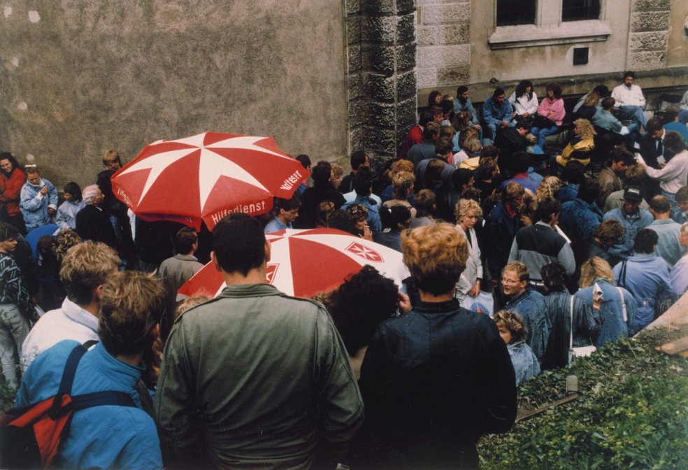 DDR-Bürger warten in einem Flüchtlingslager des Malteser-Hilfsdienstes in Budapest auf ihre Ausreisegenehmigung, 31. August 1989.