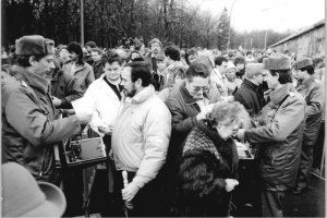 Am neuen Grenzübergang am Brandenburger Tor, 23. November 1989