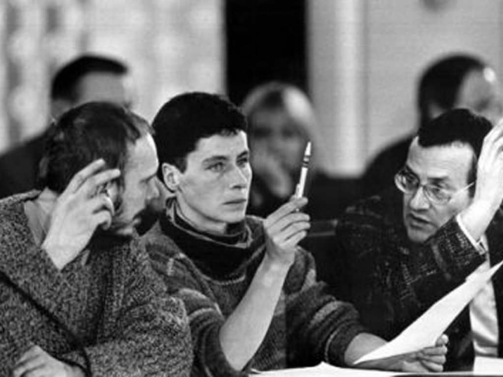 Vertreter des &#8222;Neuen Forum" (v.l.n.r.): Reinhard Schult, Ingrid Köppe, Rolf Henrich während einer Sitzung des &#8222;Zentralen Runden Tisches" in Ost-Berlin, 3. Januar 1990