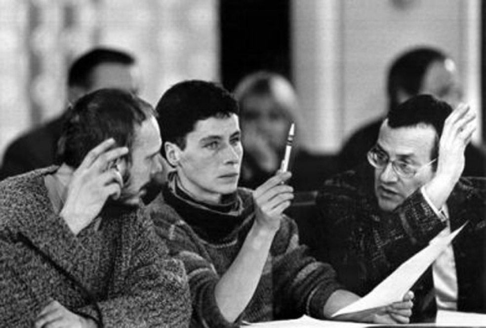 Vertreter des &#8222;Neuen Forum" (v.l.n.r.): Reinhard Schult, Ingrid Köppe, Rolf Henrich während einer Sitzung des &#8222;Zentralen Runden Tisches" in Ost-Berlin, 3. Januar 1990