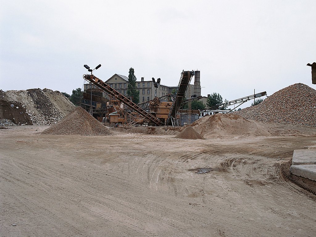 Die Mauer wird zu Baumaterial verarbeitet, 16. Juni 1990.