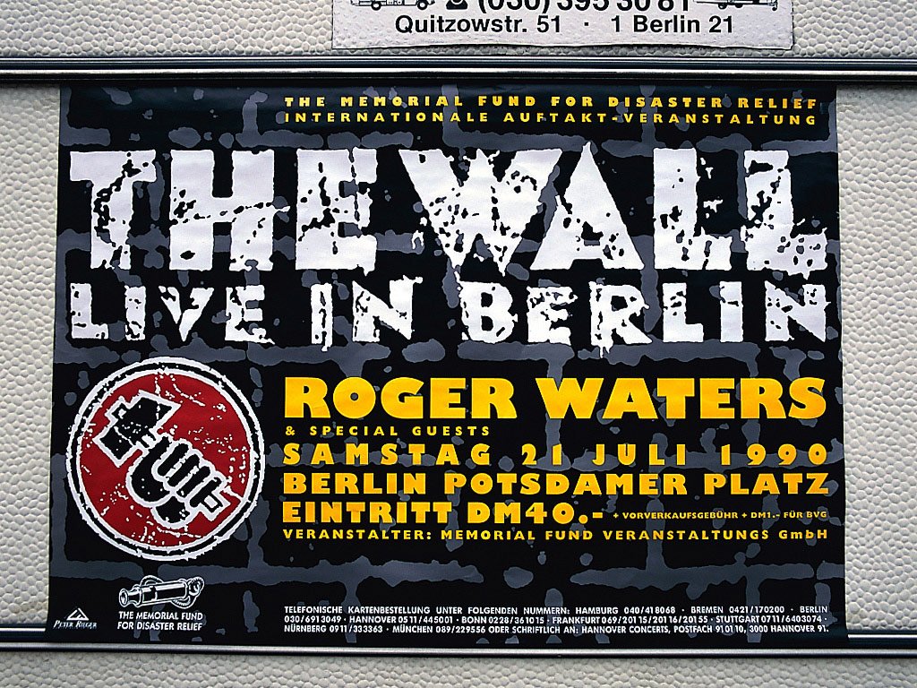 An einem Wohnmobil ist ein Plakat angebracht mit der Aufschrift, The Wall live in Berlin, Roger Waters and Special Guests, Samstag 21. Juli 1990, Berlin Potsdamer Platz, Eintritt DM 40