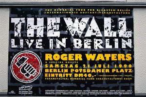 An einem Wohnmobil ist ein Plakat angebracht mit der Aufschrift, The Wall live in Berlin, Roger Waters and Special Guests, Samstag 21. Juli 1990, Berlin Potsdamer Platz, Eintritt DM 40