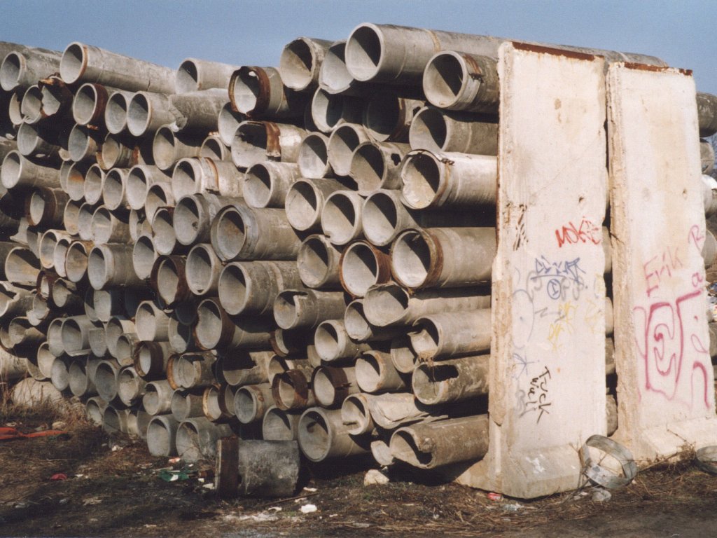 Zwischenlager für Mauerreste bei Heinersdorf südlich von Berlin-Steglitz
