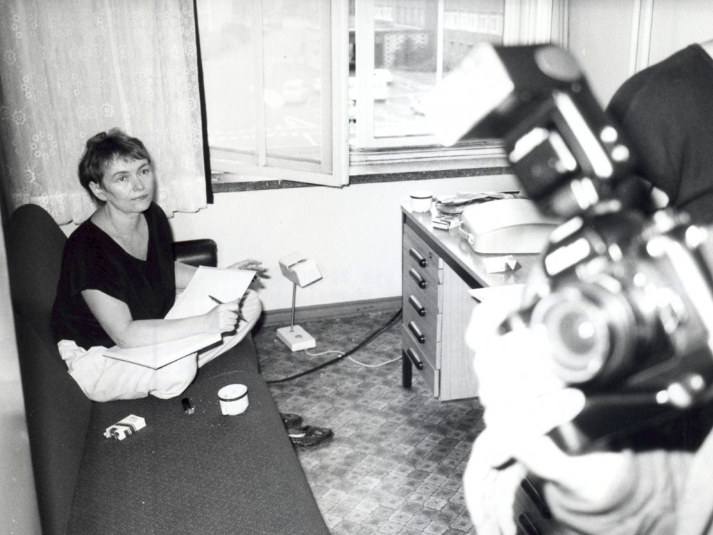 DDR-Bürgerrechtler, darunter auch die Mitbegründerin des Neuen Forum, Bärbel Bohley, besetzen am 4. September 1990 mehrere Räume in der ehemaligen Stasi-Zentrale.