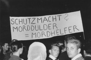 Demonstration gegen den Mord an Peter Fechter und gegen die Untätigkeit der westlichen Alliierten, 18. August 1962
