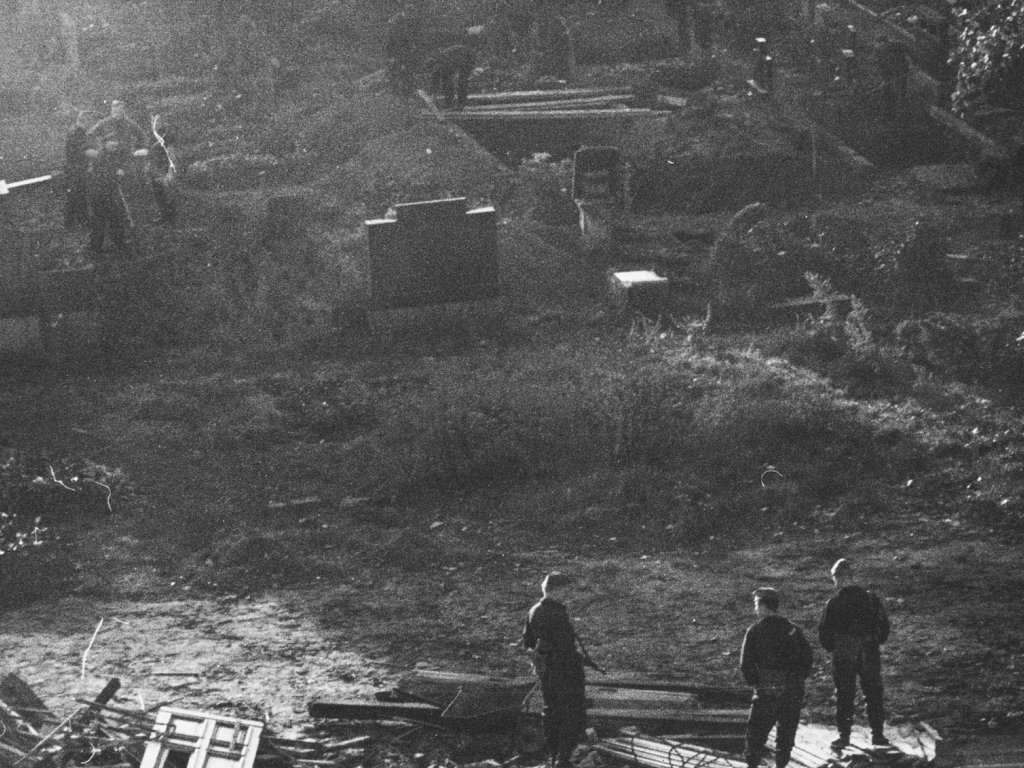 Freies Schussfeld auf dem Friedhof an der Versöhnungskirche in der Bernauer Straße: Gräber werden eingeebnet, Gebeine umgebettet, 12. Oktober 1965. Freies Schussfeld auf dem Friedhof an der Versöhnungskirche in der Bernauer Straße: Gräber werden eingeebnet, Gebeine umgebettet, 12. Oktober 1965.