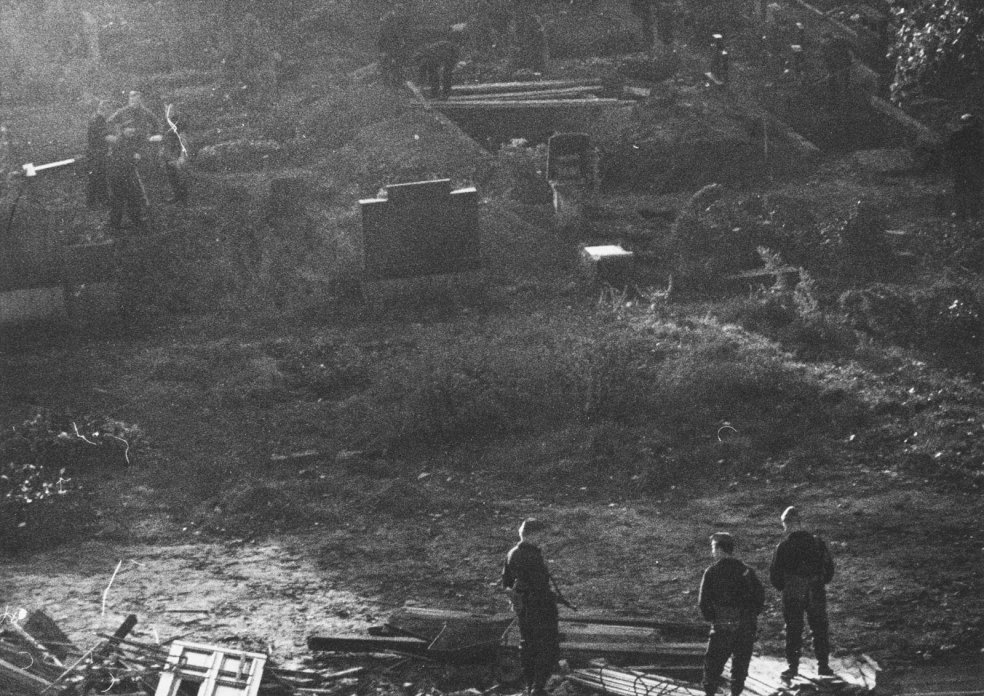 Freies Schussfeld auf dem Friedhof an der Versöhnungskirche in der Bernauer Straße: Gräber werden eingeebnet, Gebeine umgebettet, 12. Oktober 1965.