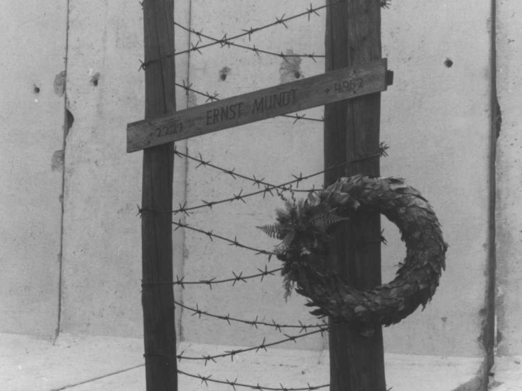 Gedenkkreuz für den 1962 erschossenen Ernst Mundt an der Bernauer Straße, 7. Juli 1980