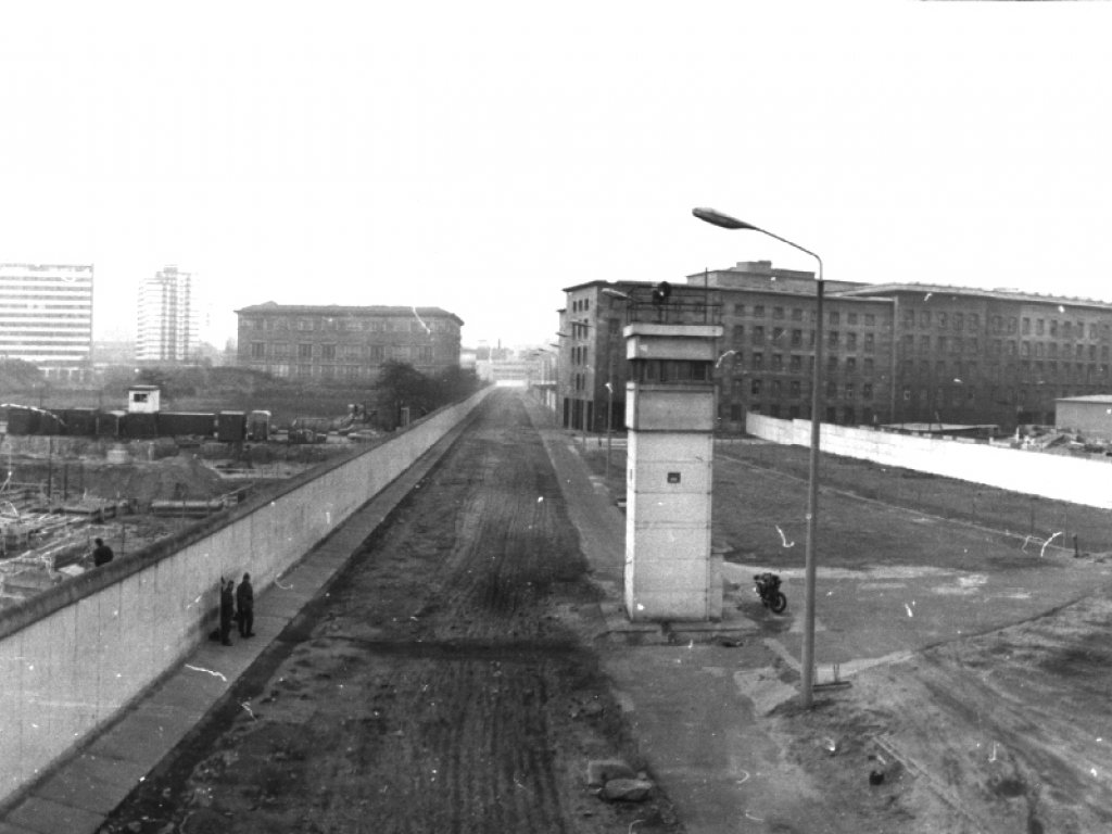 Beobachtungsturm (BT 6) der DDR-Grenztruppen am Haus der Ministerien/Nähe Gropius Bau