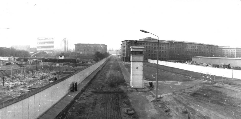 Beobachtungsturm (BT 6) der DDR-Grenztruppen am Haus der Ministerien/Nähe Gropius Bau