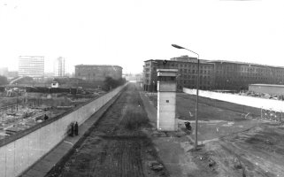 Beobachtungsturm (BT 6) der DDR-Grenztruppen am Haus der Ministerien/Nähe Gropius Bau