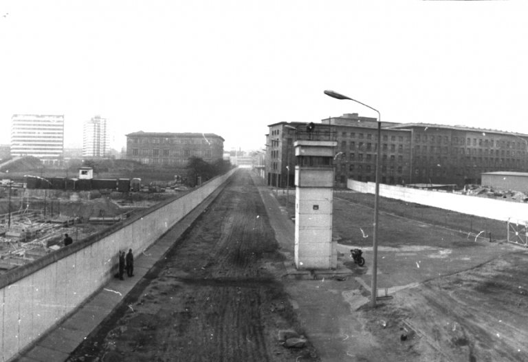 Beobachtungsturm (BT 6) der DDR-Grenztruppen am Haus der Ministerien/Nähe Gropius Bau