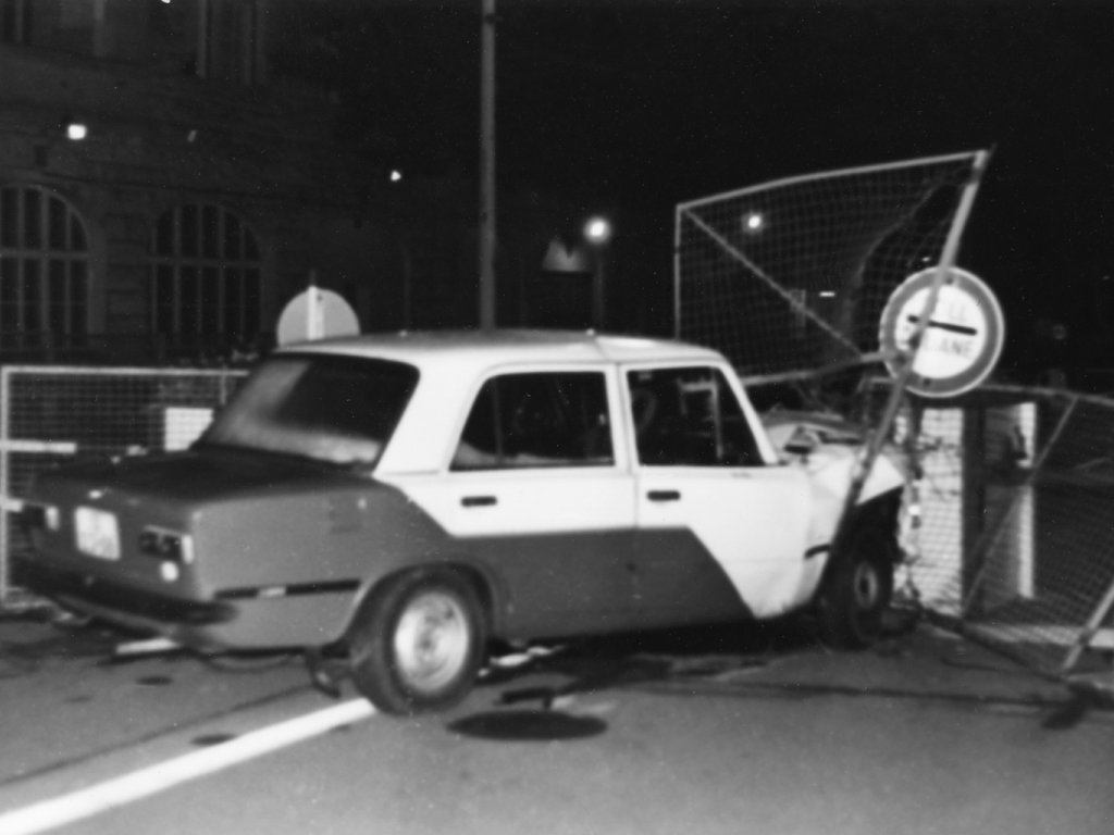 An der Betonsperre festgefahren: Gescheiterte Flucht mit einem PKW Marke „Lada“ über den Grenzübergang Chausseestraße, 27. September 1986 An der Betonsperre festgefahren: Gescheiterte Flucht mit einem PKW Marke „Lada“ über den Grenzübergang Chausseestraße, 27. September 1986