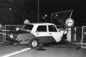 An der Betonsperre festgefahren: Gescheiterte Flucht mit einem PKW Marke „Lada“ über den Grenzübergang Chausseestraße, 27. September 1986