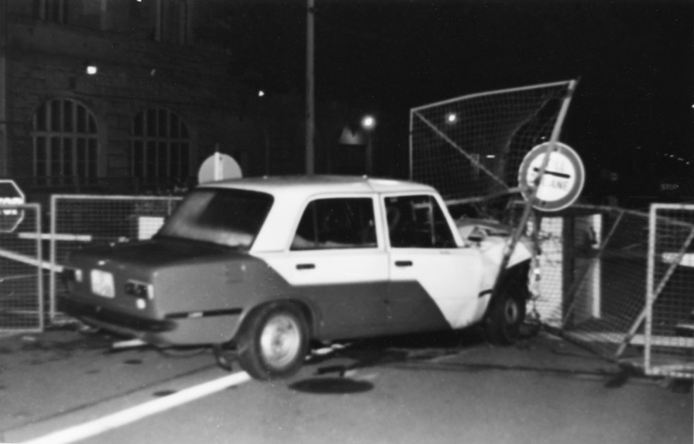 An der Betonsperre festgefahren: Gescheiterte Flucht mit einem PKW Marke „Lada“ über den Grenzübergang Chausseestraße, 27. September 1986