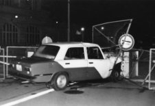An der Betonsperre festgefahren: Gescheiterte Flucht mit einem PKW Marke „Lada“ über den Grenzübergang Chausseestraße, 27. September 1986