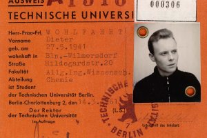 Orangefarbener Ausweis der Technischen Universität Berlin mit einem Passbild Dieter Wohlfahrts. Rechts oben ist eine Signatur des Stasi-Unterlagen-Archivs aufgeklebt. Neben Geburtsdatum und Adresse sind die Fakultät und das Studienfach Chemie vermerkt.