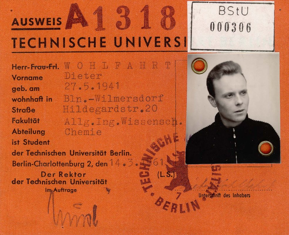 Orangefarbener Ausweis der Technischen Universit&auml;t Berlin mit einem Passbild Dieter Wohlfahrts. Rechts oben ist eine Signatur des Stasi-Unterlagen-Archivs aufgeklebt. Neben Geburtsdatum und Adresse sind die Fakult&auml;t und das Studienfach Chemie vermerkt.