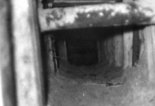 Der „Friedhofstunnel": etwa 30 Meter lang, knapp einen Meter hoch, mit Holzbrettern verschalt und Pfosten abgestützt - Gelungene Tunnelflucht unter einer Friedhofsmauer, 19. Dezember 1961